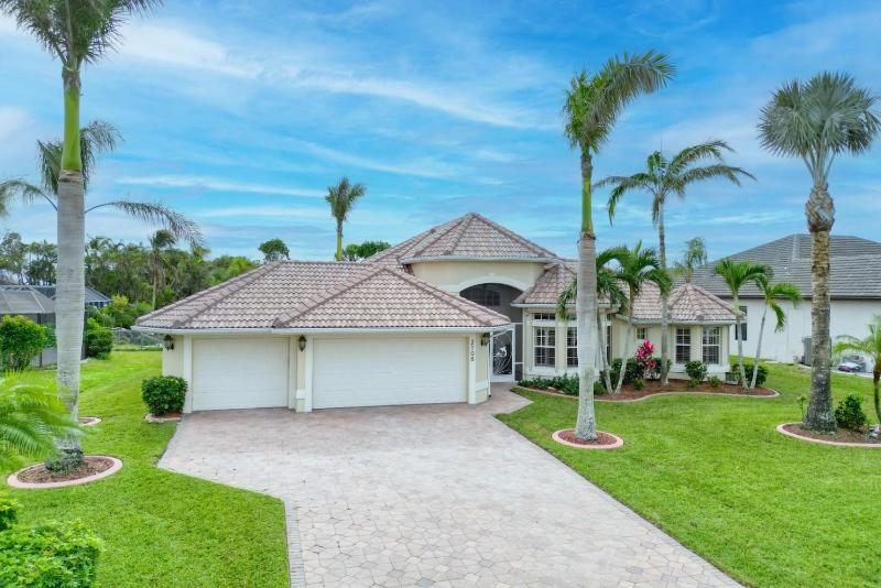 Newly renovated 3 bed/3 bath in the Four Mile Cove area w. heated pool and spa. Gulf access! - image 2