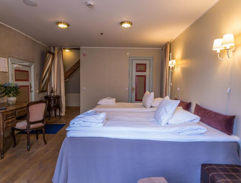 Deluxe Double or Twin Room image 3