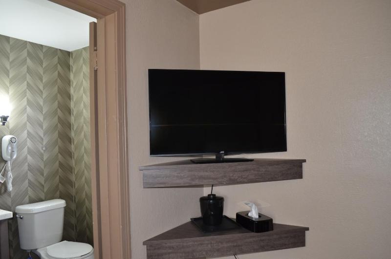 Queen Room with Two Queen Beds image 3
