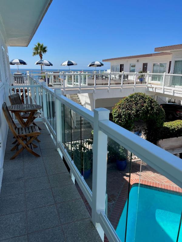 Standard Room with Two Queen Beds with Pool View image 4