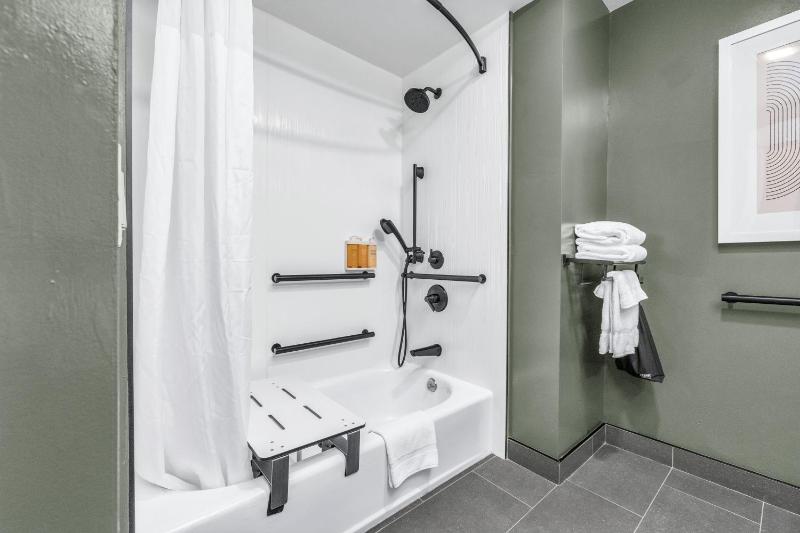 Queen Room - Disability Access image 4