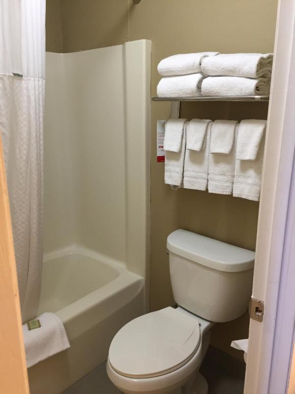 Queen Room with Two Queen Beds - Non-Smoking image 2