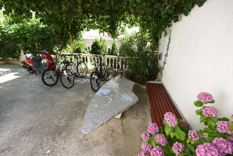 One-Bedroom Apartment with Terrace (3 Adults) image 3