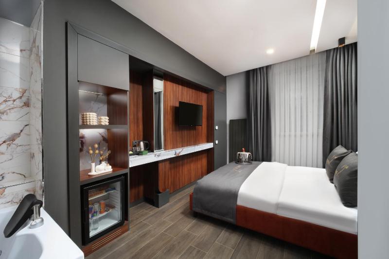 Second Suit Hotel - image 8