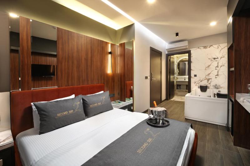 Second Suit Hotel - image 5
