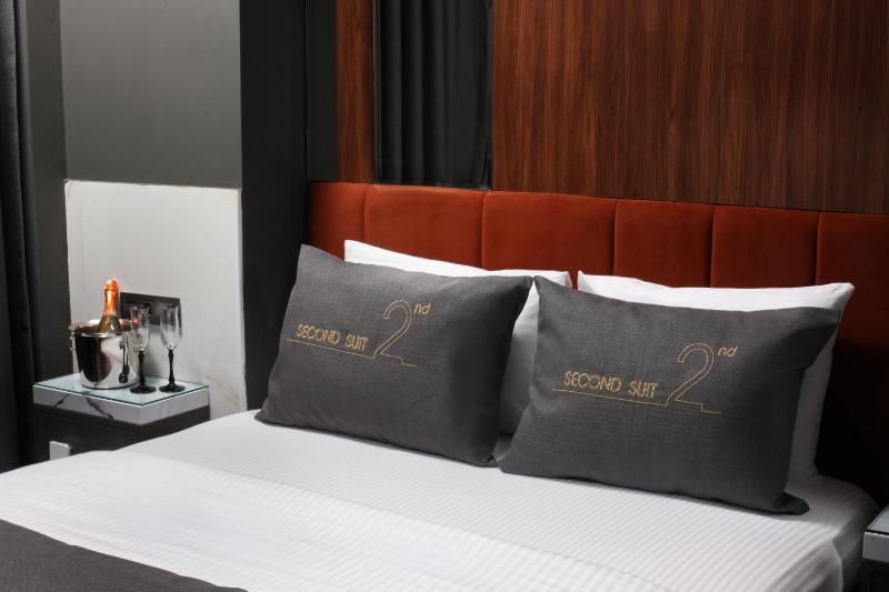 Second Suit Hotel - image 7