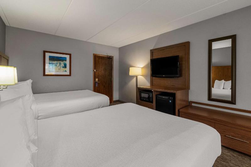 Queen Room with Two Queen Beds image 4