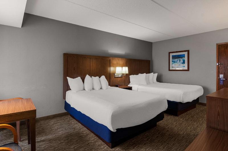 Queen Room with Two Queen Beds image 3