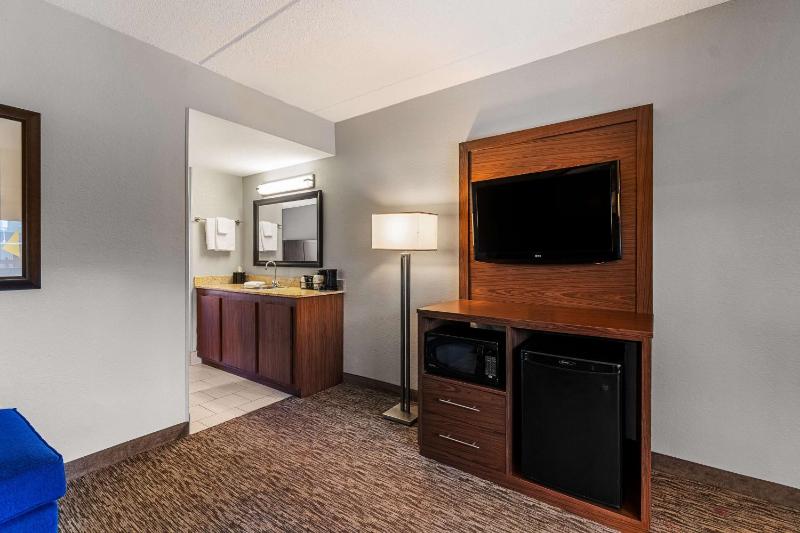 Queen Suite with Two Queen Beds - First Floor image 4