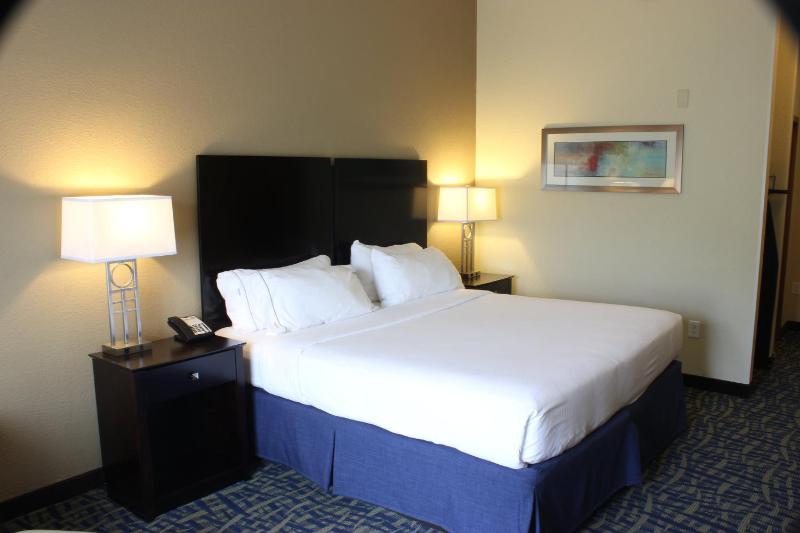 Standard King Room image 2