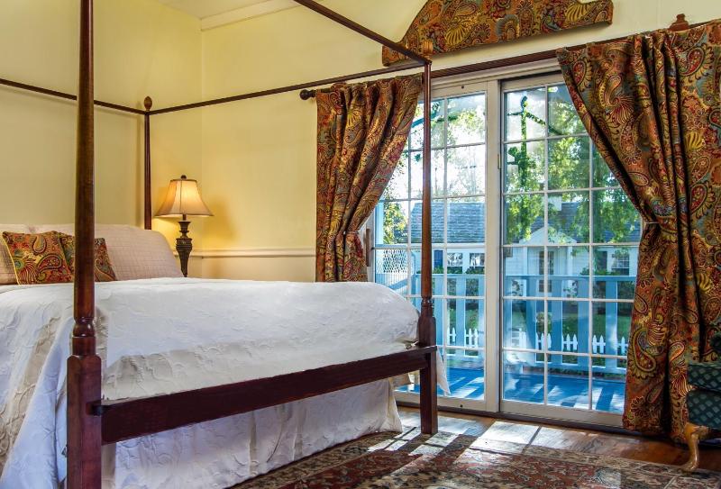 Deluxe Queen Room image 2