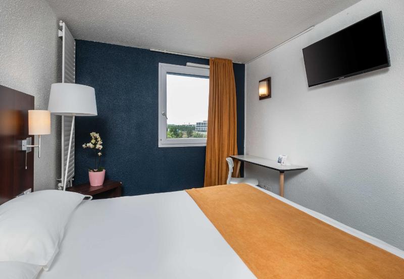 Standard Double Room image 3