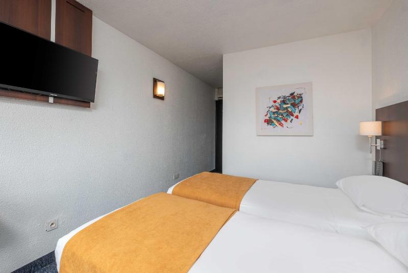 Standard Twin Room image 4