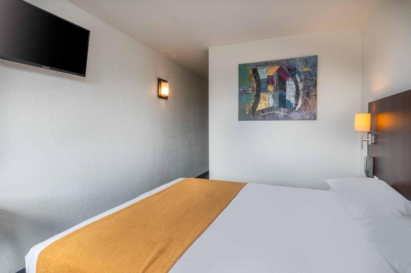 Standard Double Room image 4