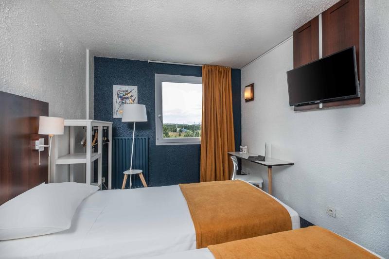 Standard Twin Room image 3