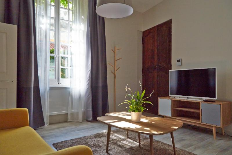 Large Deluxe Apartment Second Floor image 2