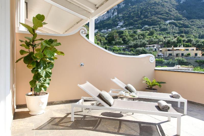 Deluxe Corner Sea View image 3