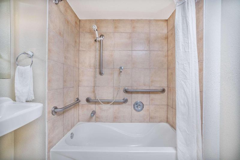 Apartment with One King Bed and Mobility/Hearing Access and Tub with  Grab Bars, No-smoking image 3