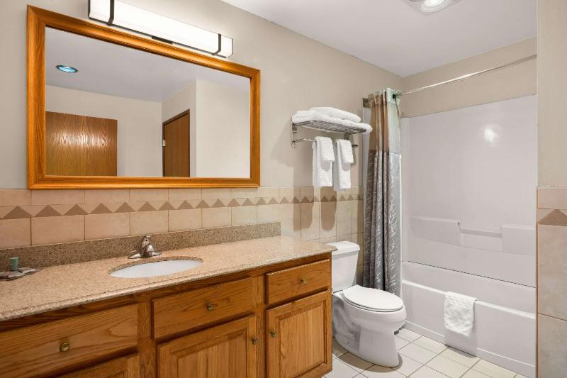 King Suite with Kitchen- Non-Smoking image 2