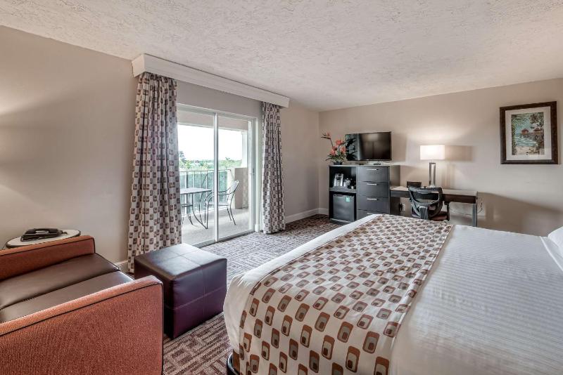 King Room with Sofa Bed and Pool View image 1