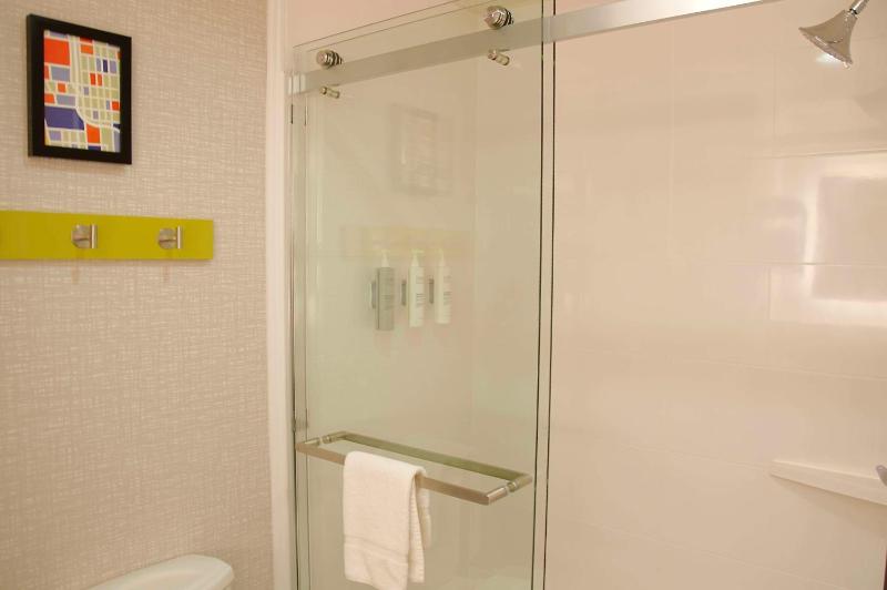 King Studio Suite with Microwave and Fridge image 2