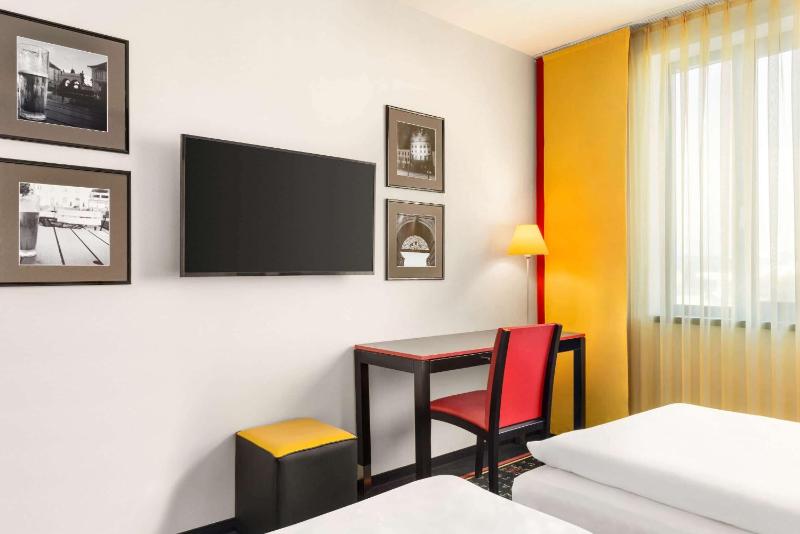 Executive Twin Room image 4