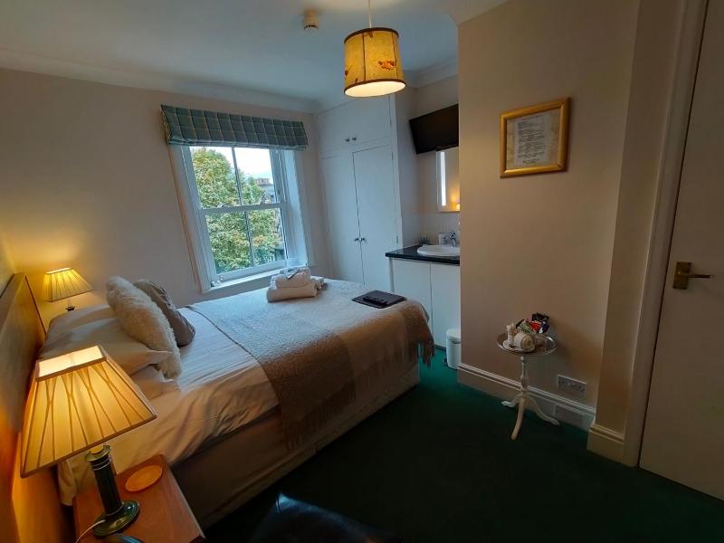 Double Room image 4