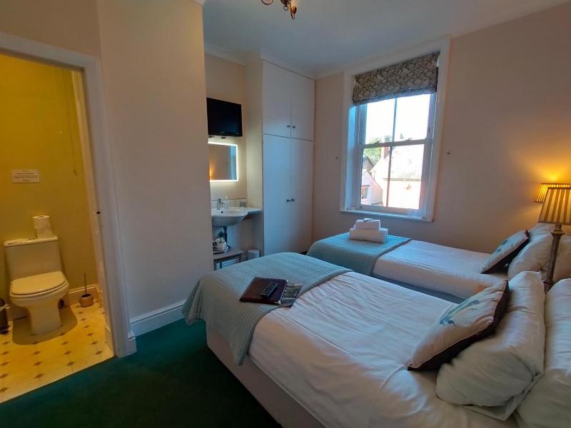 Twin Room image 1