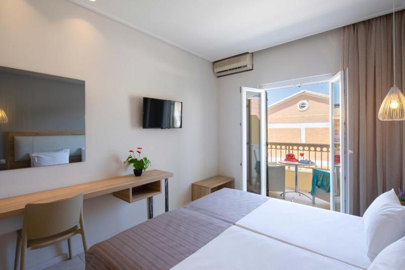 Double or Twin Room with Balcony image 4