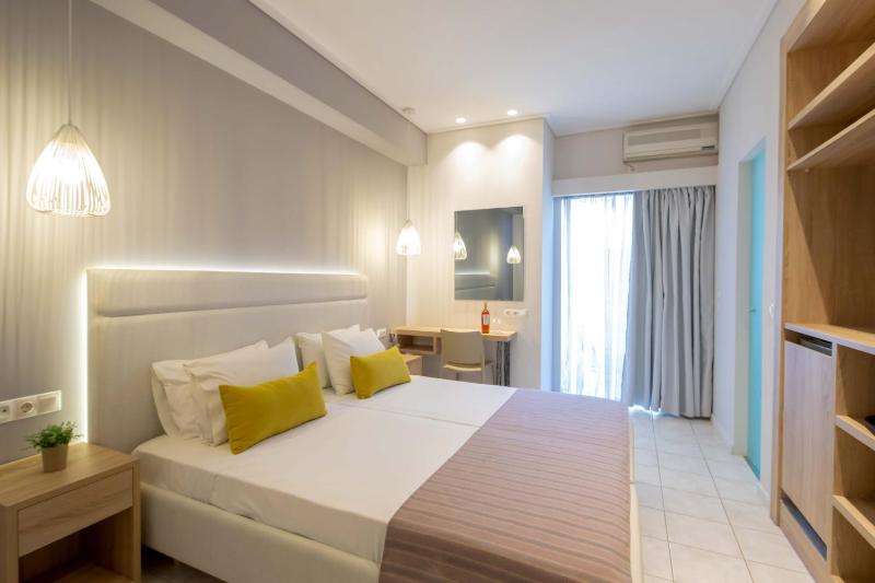 Double or Twin Room with Side Sea View image 4