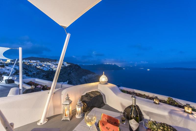 Sensation Suite with Hot Tub and Caldera View image 4