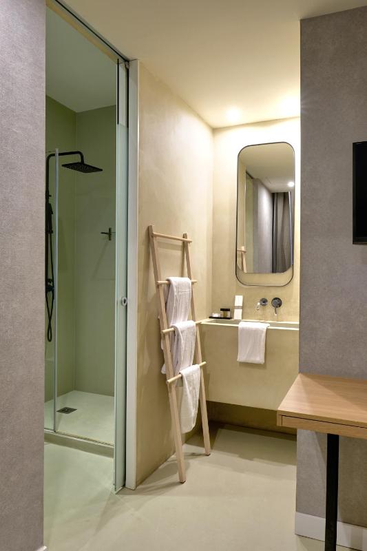 Standard Double or Twin Room image 4