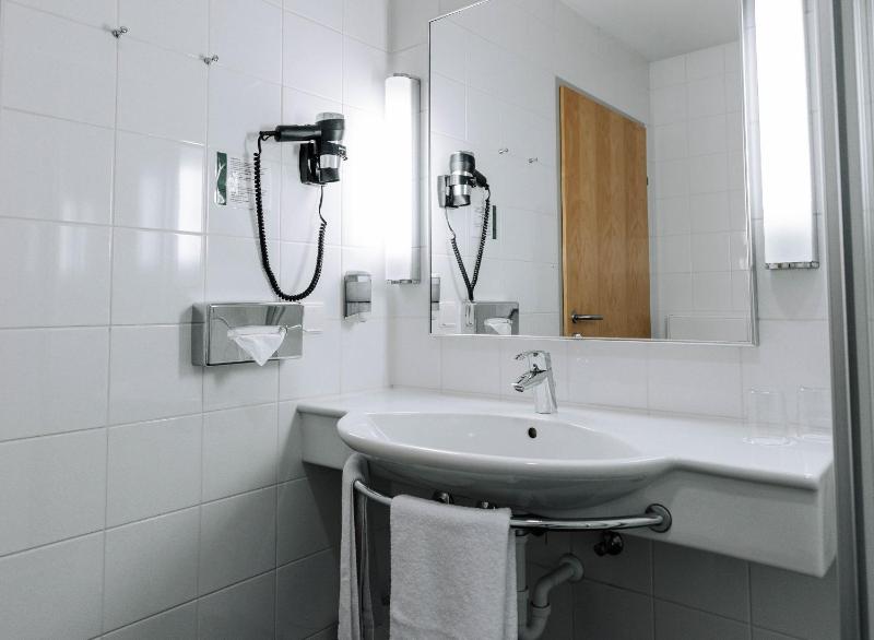 Standard Double Room image 3