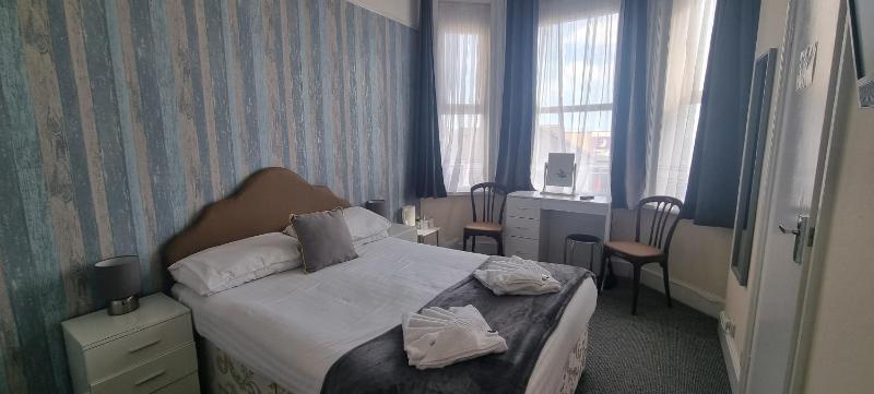 Double Room with Sea View image 2