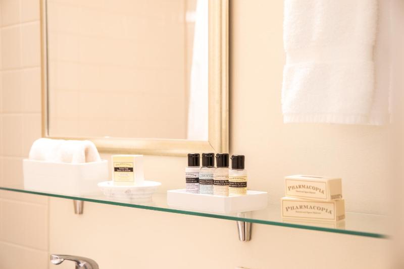 Standard Queen Room image 1