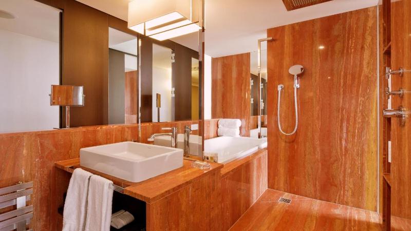 Junior Suite with Lake View image 1