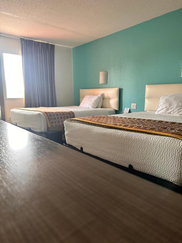 Queen Room with Two Queen Beds - Non-Smoking image 3