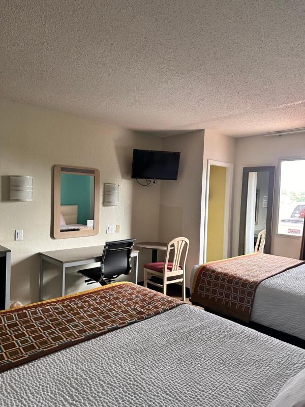Queen Room with Two Queen Beds - Non-Smoking image 2