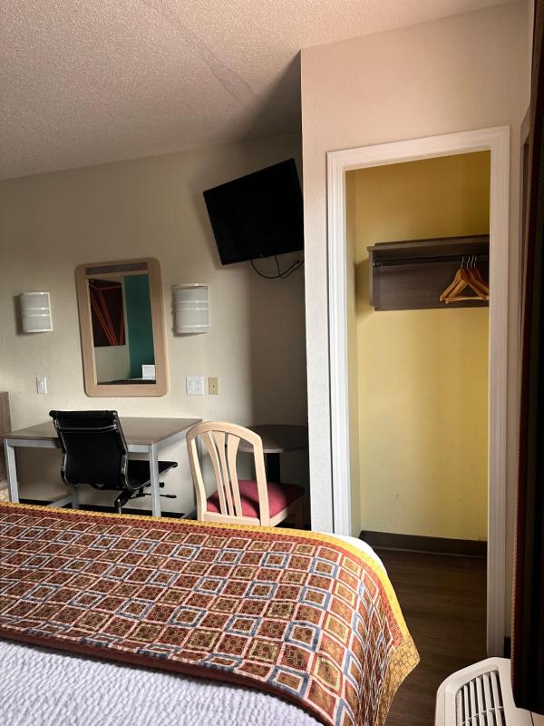 Queen Room with Two Queen Beds - Non-Smoking image 4