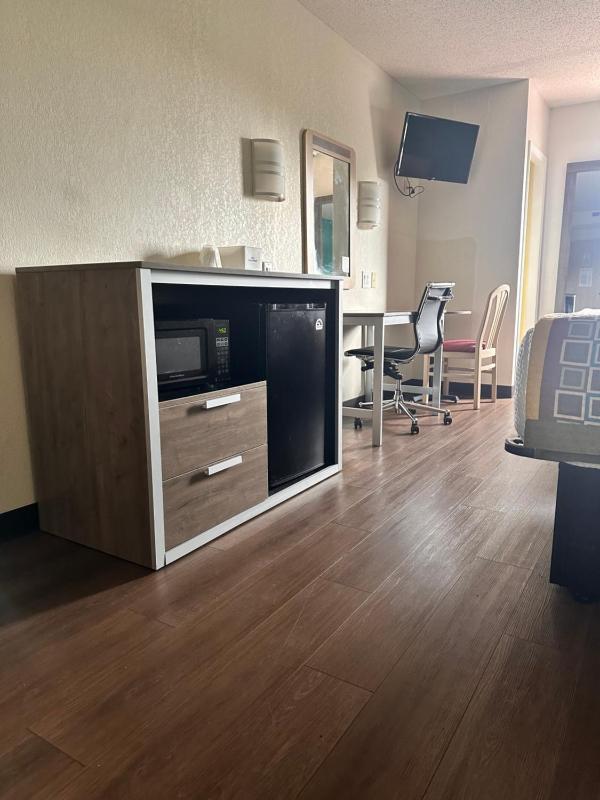 1 King Bed, Mobility Accessible Room, Bathtub w/ Grab Bars, Non-Smoking image 2
