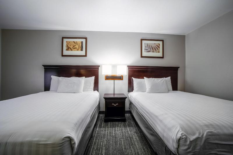 Queen Room with Two Queen Beds image 3