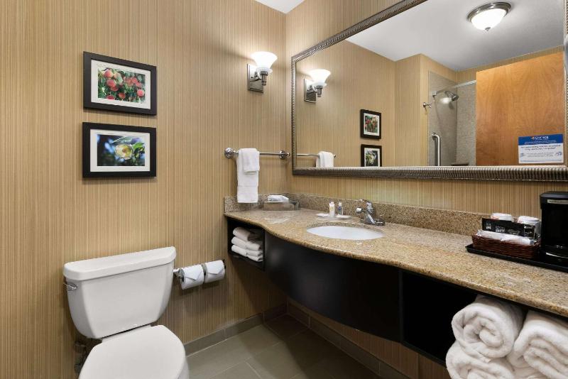 Queen Suite with Two Queen Beds - Non-Smoking image 3
