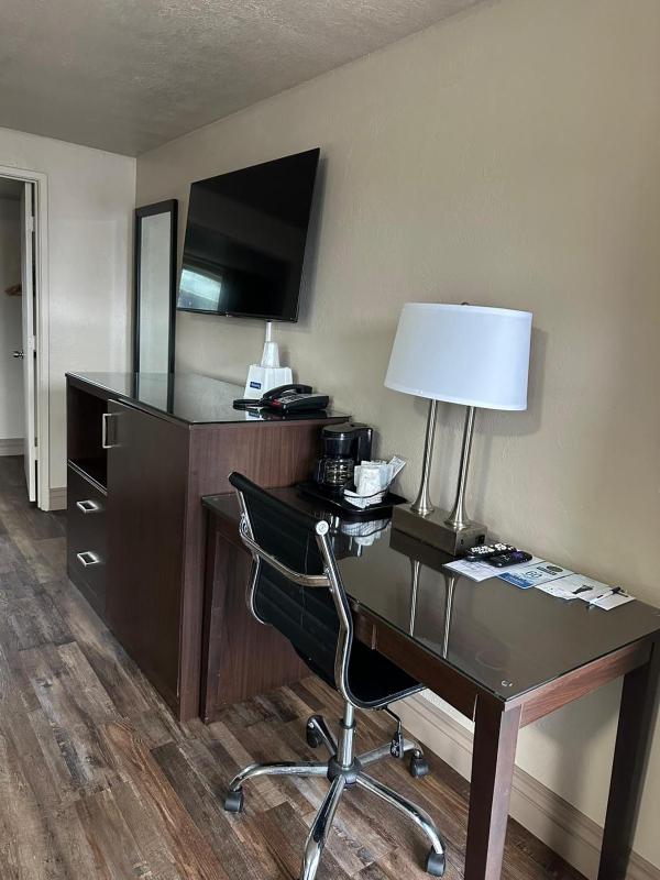 King Room with Bath Tub - Mobility Accessible/Non-Smoking image 1