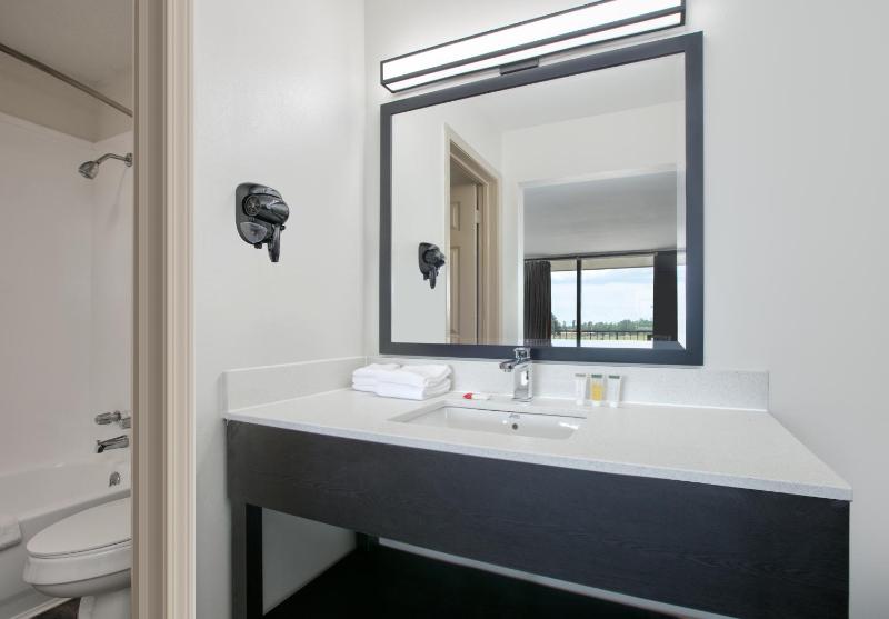 Queen Room with Two Queen Beds - Exterior Room/Pet Friendly - Non-Smoking image 4