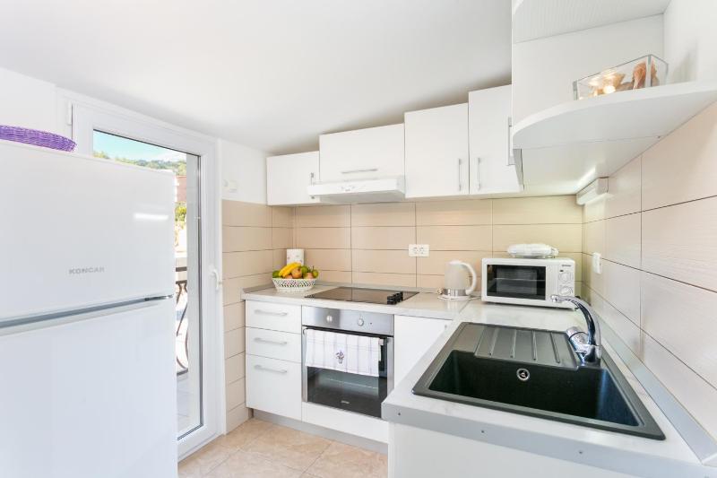 Family friendly seaside apartments Podstrana Split - 13725 - image 3