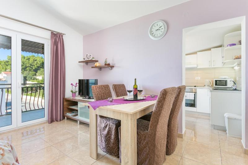 Family friendly seaside apartments Podstrana Split - 13725 - image 10