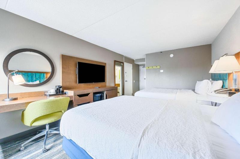 Room with Two Queen Beds - Non-Smoking image 4