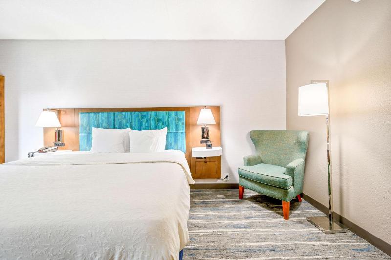 King Room with King Bed - Non-Smoking image 3