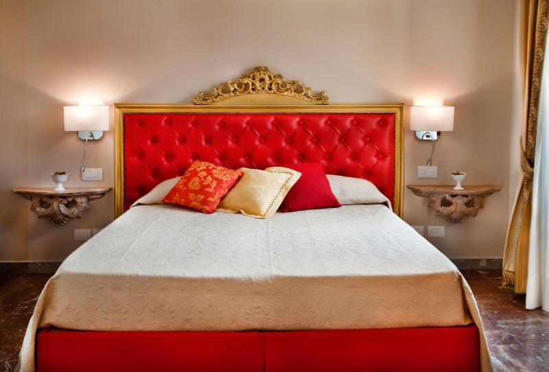 Porta Di Mezzo Luxury Suites & Rooms - image 17