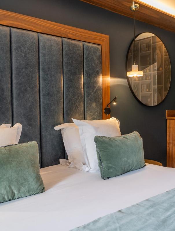 Family Room with ski slope View image 4